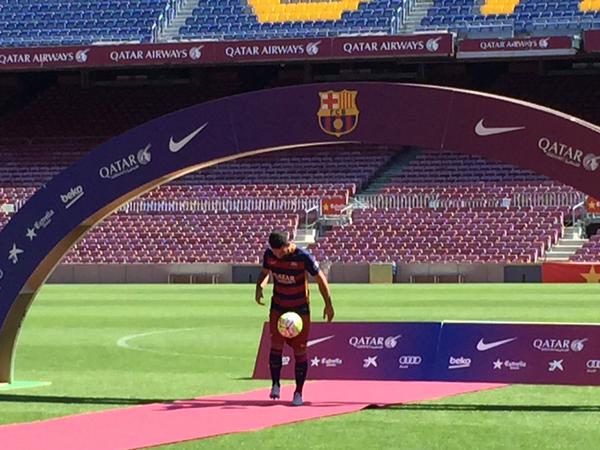 Unos primeros toques con el balón, la habitual sesión fotográfica con su nueva indumentaria, los ya clásicos besos al escudo de la camiseta y varios guiños a la grada