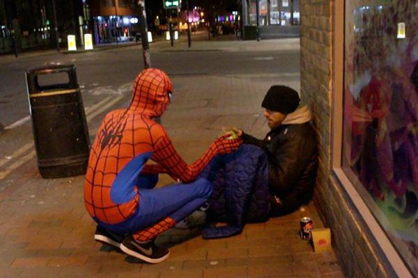 Hombre disfrazado de Spiderman alimenta a personas en situación de calle