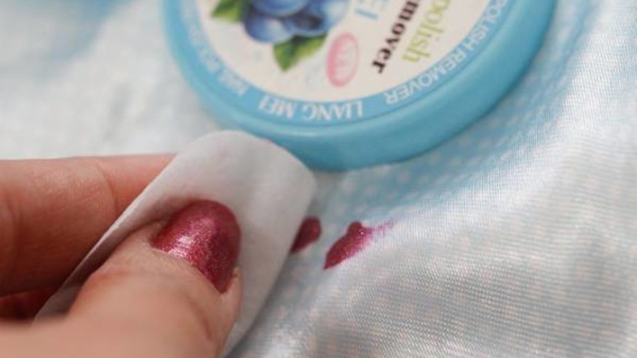 como sacar esmalte de uñas de la ropa