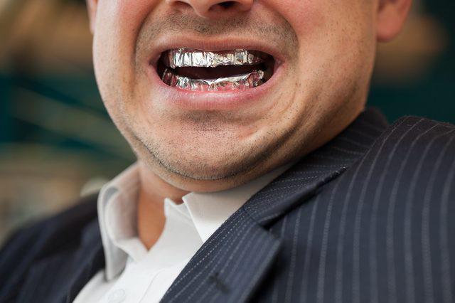 Truco para blanquear tus dientes con papel de aluminio