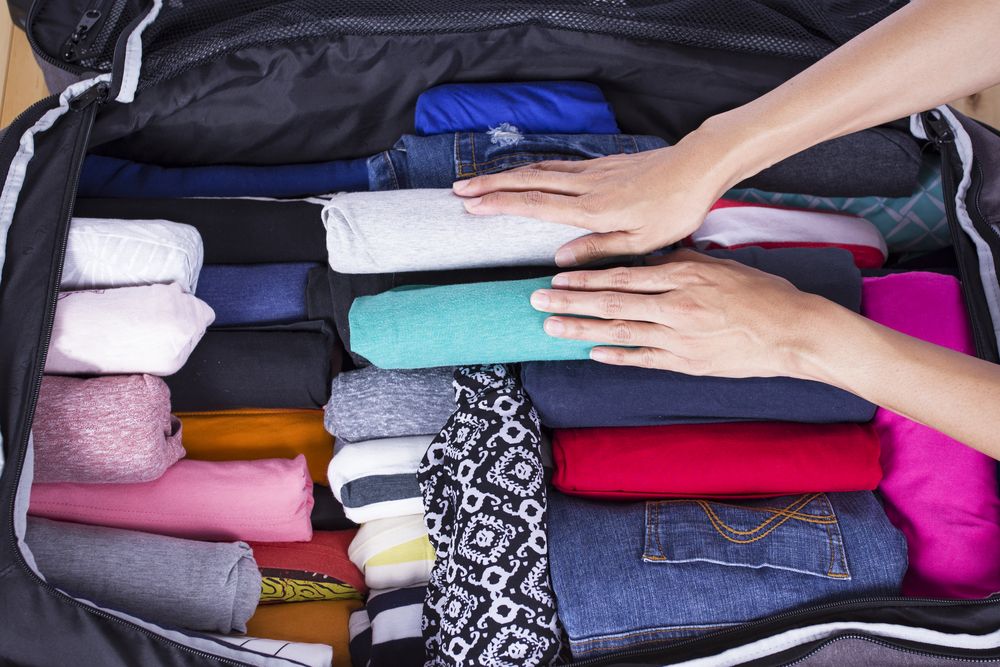 Aprende cómo doblar la ropa para ocupar menos espacio en tu maleta